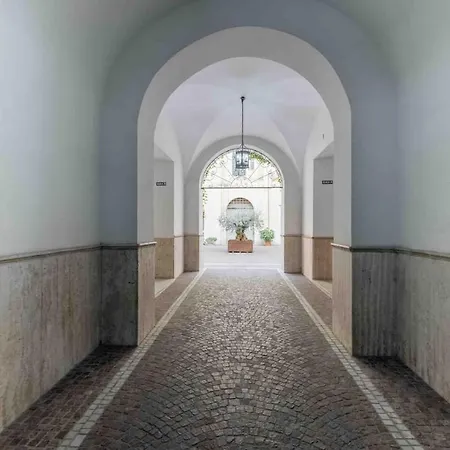 Elegant And Quiet Near The Colosseum * 로마
